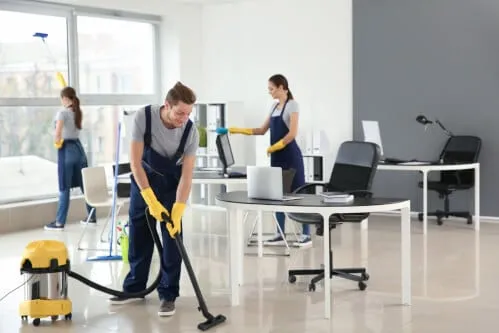 Una squadra di pulizie professionali che lavora in un ufficio moderno, con attrezzature e prodotti di qualità per garantire un ambiente di lavoro pulito e ordinato. Una squadra di pulizie professionali che lavora in un ufficio moderno, con attrezzature e prodotti di qualità per garantire un ambiente di lavoro pulito e ordinato.
